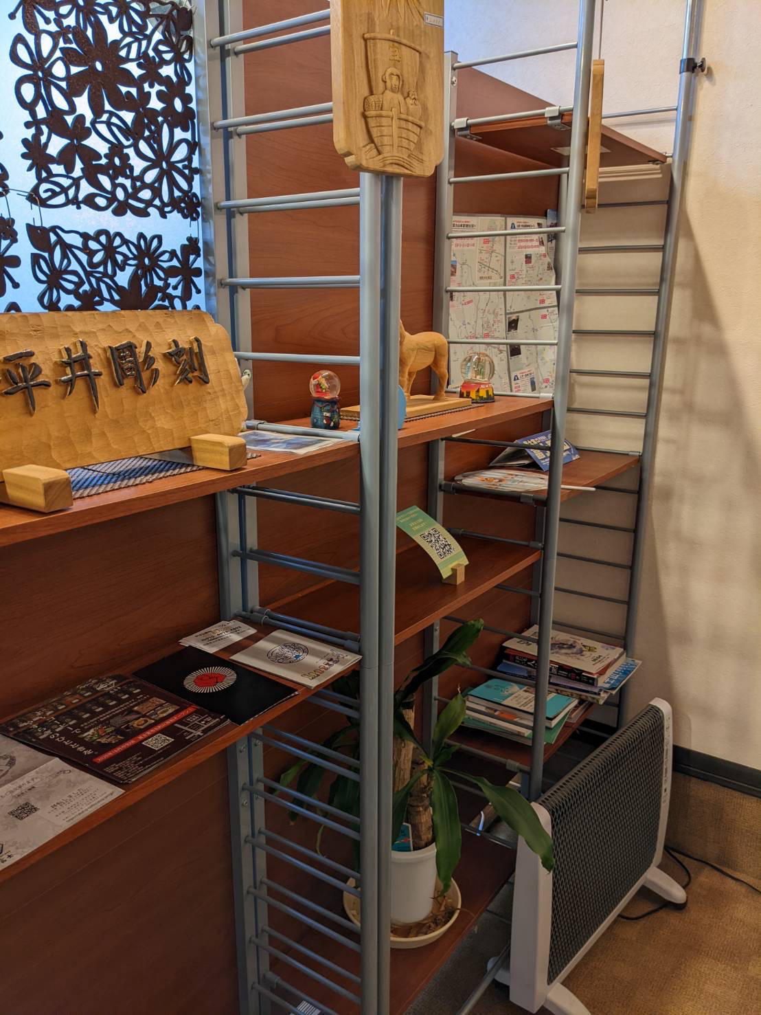 本棚と待合スペース